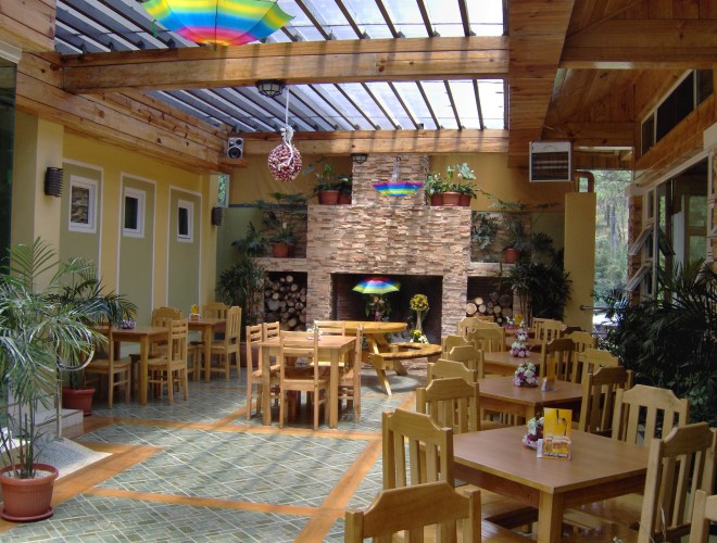 We could not have asked for a more pleasant dinning room, one whole wall missing. Just couldn't get the 